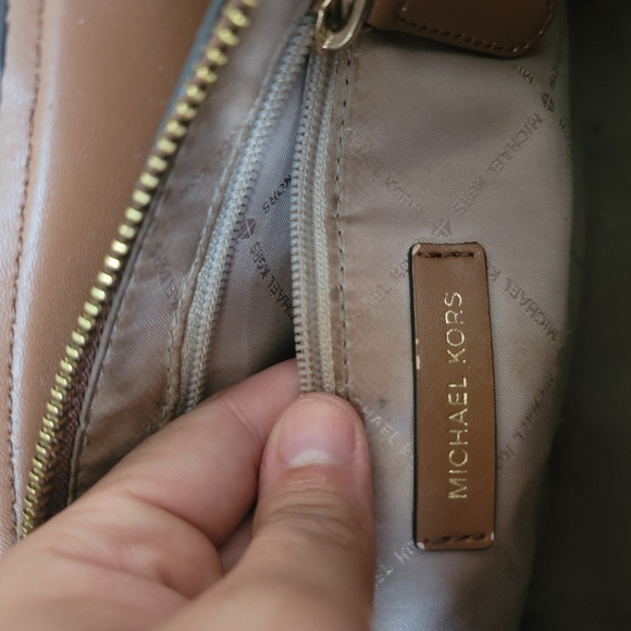 Micheal Kors crossbody - Picture 7 of 11